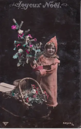 B107 Glitzer Neuheit 1908 Mädchen im roten Gewand Weihnachtsbaum Schlitten Vintage Postkarte