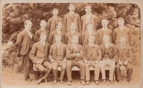 B123 Echt Foto Gruppe junger und reifer Männer Studenten Sozialgeschichte AK