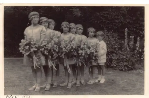 B123 Echt Foto Gruppe Mädchen in Reihe Tänzerinnen Blumen Sozialgeschichte AK