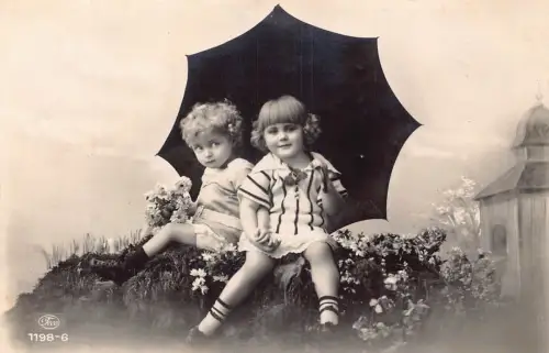 B100 Fotomontage 1925 Kinder Regenschirm Gänseblümchen Blumen Vintage Postkarte