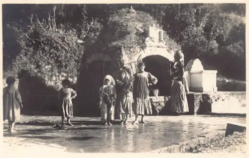 A835 Griechenland Korfu Korfu Kinder Mädchen am Brunnen RPPC Vintage Postkarte