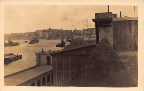 B491 Malta Valetta Werft Ansicht Dampfschiffe RPPC Vintage Postkarte