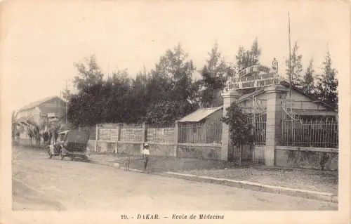 L542 Senegal Dakar Medizin Schule Auto Oldtimer Postkarte