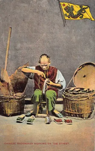 L543 China Chinesischer Schuhmacher arbeitet auf der Straße Ethno Vintage Postkarte