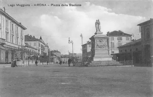 A229 Italien Lago Maggiore Arona Piazza della Stazione Garage Vintage Postkarte