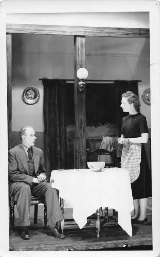 A847 Theater Schauspieler Szene Paar spricht am Tisch RPPC Vintage Postkarte