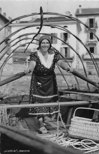 A847 Schweiz Tracht Frau Fischerboot RPPC Postkarte