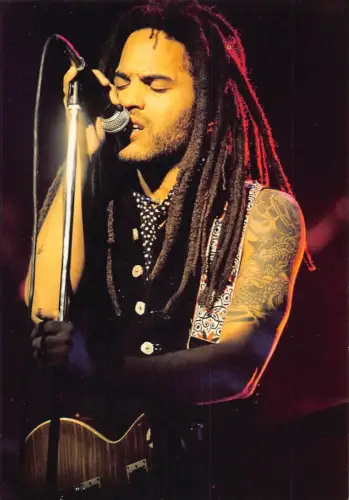 L289 Musik Sänger Rock Lenny Kravitz singende Postkarte