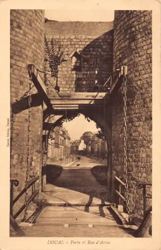 A841 Frankreich Douai Porte et Rue d'Arras Straßentor Vintage Postkarte