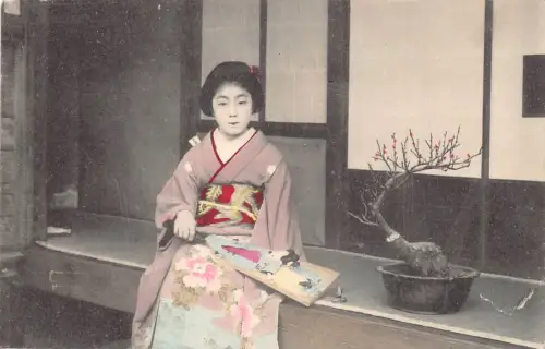 B585 Japan Geisha Mädchen mit Fächer traditionelle Hauskultur Postkarte