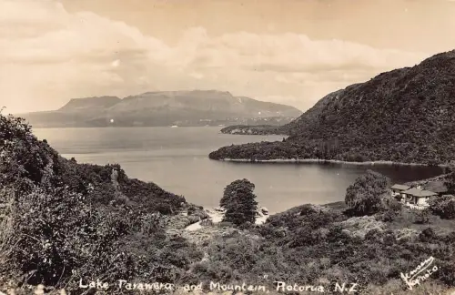 B602 Neuseeland Rotorua Lake Taranera and Mountain RPPC Vintage Postkarte
