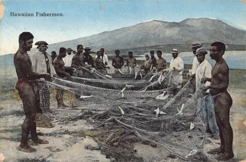 A051 Hawaii Fischer mit Netzen voller Fische am Strand Vintage Postkarte