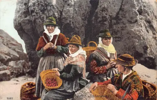 A051 Walisische Fischerinnen Bauern mit Korb an Strandklippen Vintage Postkarte