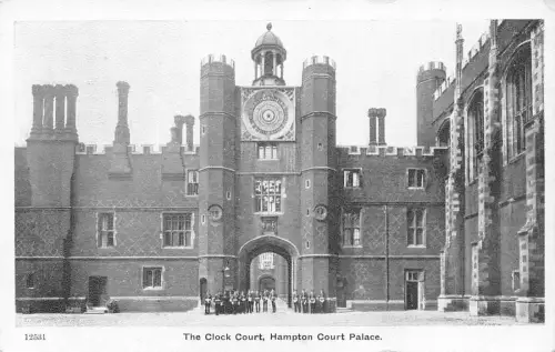 B142 England Hampton Court Palace Clock Court Vintage Postkarte