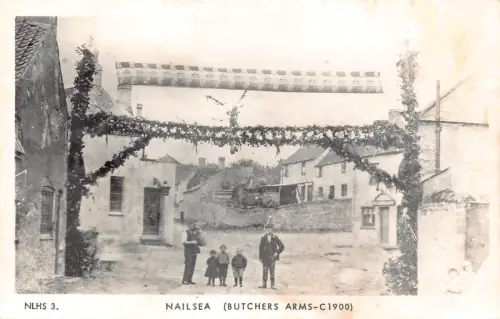B613 England Nailsea Butchers Arms um 1900 Familie Girlanden RPPC Vintage Postkarte