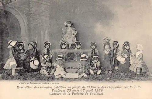 L066 Frankreich Toulouse Ausstellung gekleideter Puppen Vintage Postkarte