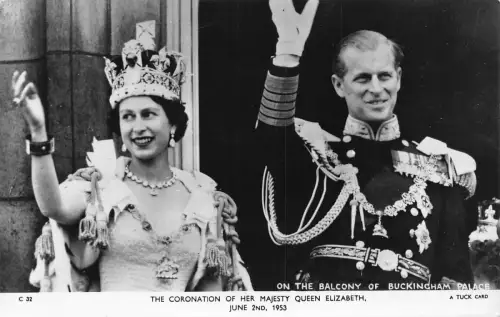 A720 British Royalty Queen Elizabeth II on Coronation on Balcony RPPC Postkarte