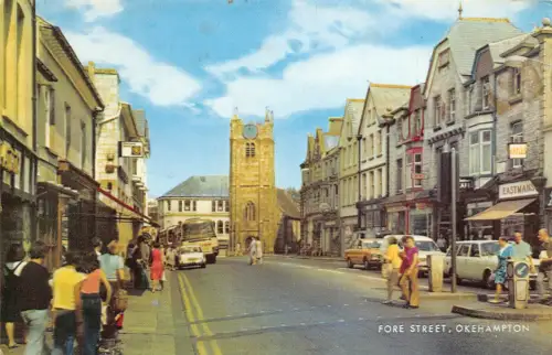 A883 England Okehampton Fore Street Geschäfte Autos Vintage Postkarte