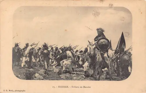 B635 Äthiopien Harrar Ureinwohner Soldaten marschierend ethnisch Vintage Postkarte