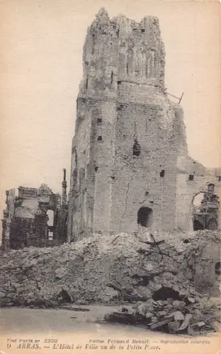 C011 Frankreich, Arras, L'Hotel de Ville vu de la petit Place, WWI Vintage Postkarte