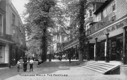 A890 England Tunbridge Wells The Pantiles HG Groves Vintage Postkarte