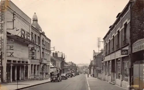 A900 Frankreich Hirson Rue de Charleville RPPC Autos Rex Vintage Postkarte