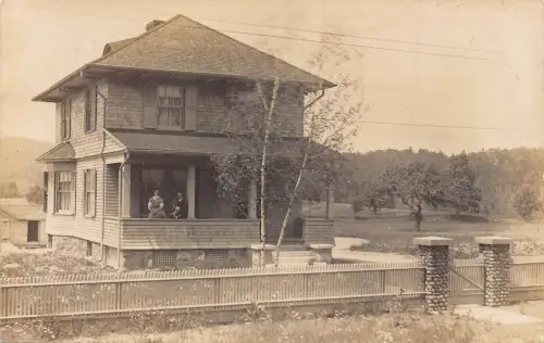 A900 Kanada Traditional House with One Store RPPC Vintage Postkarte
