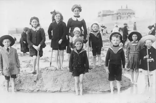 A902 Frankreich Gruppe Kinder am Strand spielen im Sanddamm RPPC Postkarte