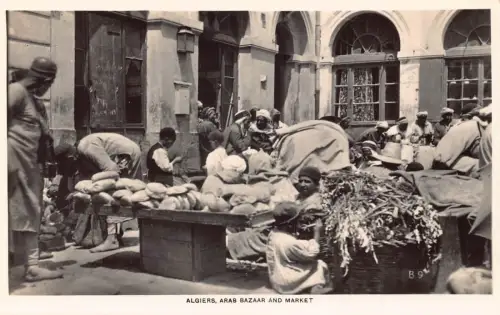 A902 Algerien Arabischer Basar und Markt Brotverkäufer Jungen RPPC Postkarte