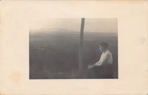 A093 Echtfoto 1919 Mädchen im Profil beobachtet Landschaft aus Bayern AK