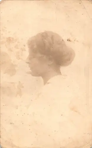 A094 Echt Foto 1915 Dutt Haar Frau posiert aus Profil Portrait AK