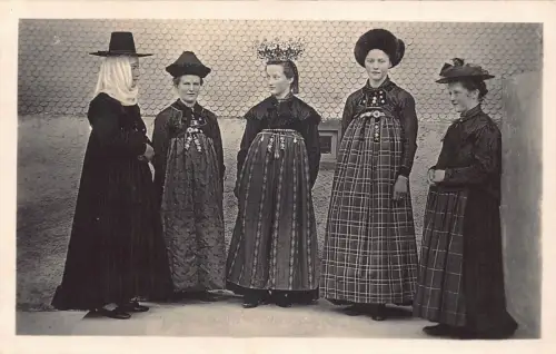 A093 Volksfrauen in Walser Tracht nahe Hauswand Postkarte