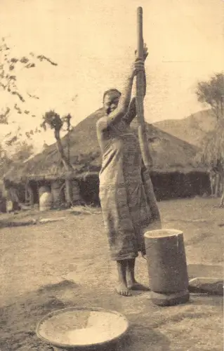 B664 Uganda M'Toki Herstellung Einheimische Frau Kochen Ethno Vintage Postkarte
