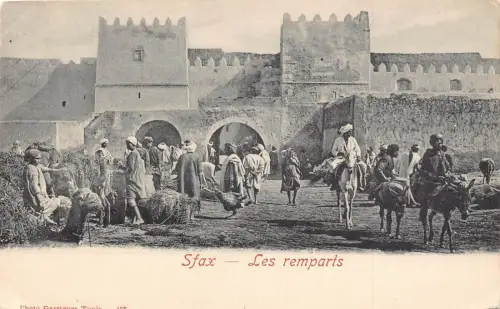 A931 Tunesien Sfax Les Remparts Kamele Ureinwohner Männer schwanger Vintage Postkarte