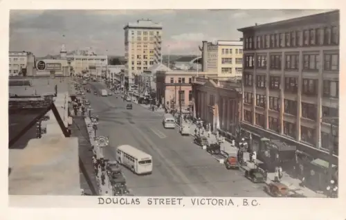 B242 Kanada Victoria BC Douglas Straße Bus Autos Geschäfte RPPC Postkarte