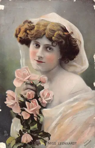 B257 Edwardianische Schauspielerin 1905 Miss Leonhardt Rosen Blumen Postkarte