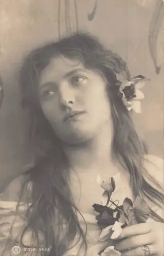 B257 Glamour 1905 Mädchen schaut weg hält Stiefmütterchen Blumen Postkarte