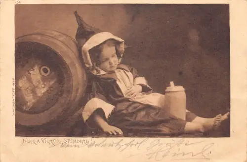 B259 Nur a Viertel Stuenderl 1906 Mädchen in Mönchsuhr schläft Bierfass AK