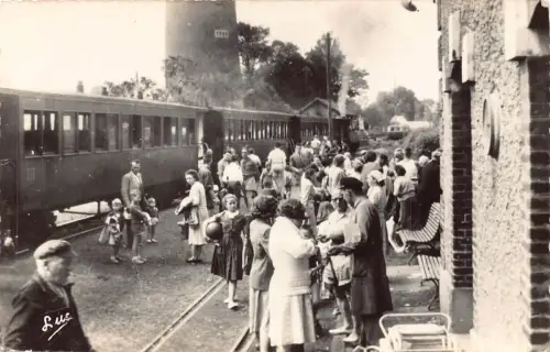 Frankreich Cote D'Opale Crotoy L'Arrivee du petit Bahnhof RPPC Postkarte C321