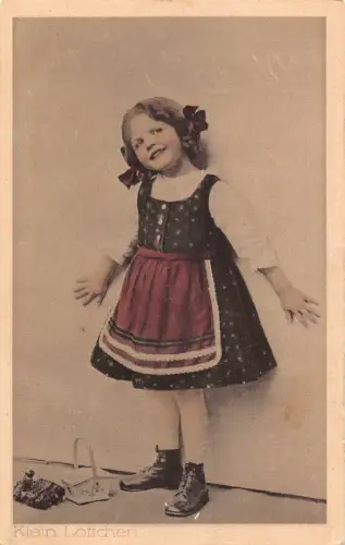 Deutschland 1921 Klein Loffchen kleines Mädchen lächelndes Kleid und Schürze Vintage Postkarte