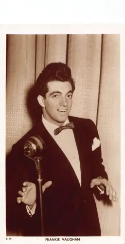Britischer Sänger und Schauspieler Frankie Vaughan auf der Bühne RPPC Postkarte C448