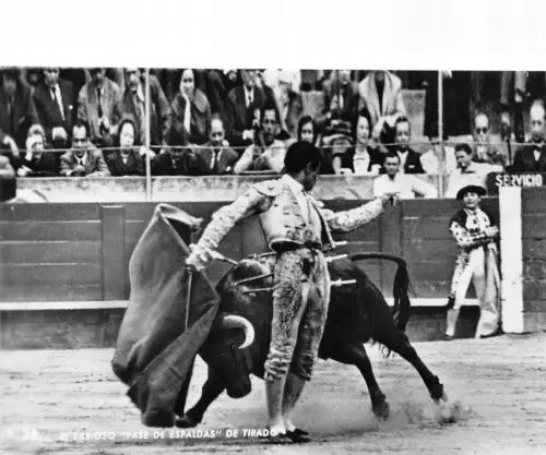 L044 Spanien Corrida Stierkampf 1959 "Pase de espaldas" Echtfoto Postkarte