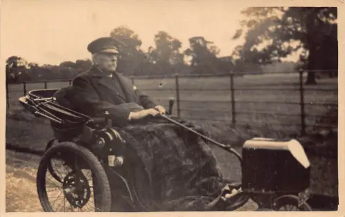 L040 Ungültige Kutsche mit kleinem Motor Echtfoto Vintage Postkarte