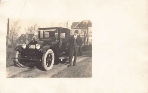L040 Cadillac ? Mann posiert vor Auto Sozialgeschichte Echtfoto Postkarte