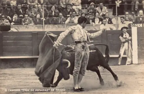 L044 Spanien Corrida Stierkampf "Pase de espaldas" Echtfoto Postkarte