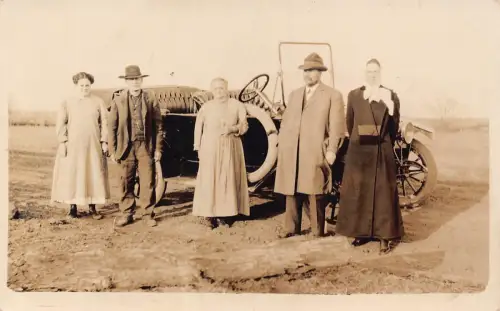 L040 Pearl Kansas Menschen posieren vor Auto Echtfoto Postkarte