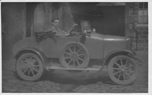 L101 Mann posiert im Cabrio Auto RPPC Postkarte