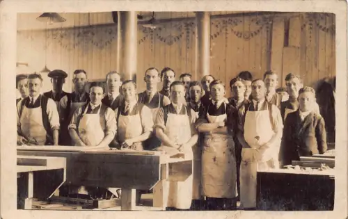 L101 Sozialgeschichte Männergruppe posiert RPPC Postkarte