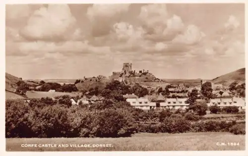 L231 England Corfe Castle And Village Dorset RPPC Vintage Postkarte