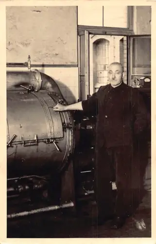 Mann posiert in der Nähe von Steel Barrick von Bier in der Fabrik Vintage Postkarte